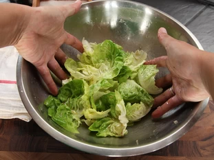 tourner salade à la main