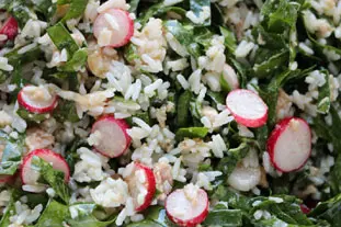 Salade de riz et épinards frais