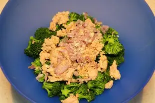 Salade tiède de brocoli au thon : etape 25