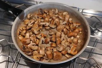Escalope de porc aux champignons et crème à la sauge : etape 25